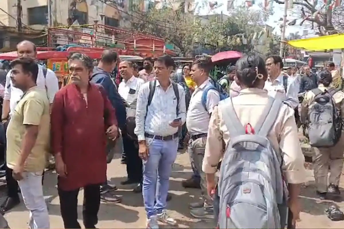 Bomb Threat Letter at Howrah Maidan Post Office Bomb Squad & Police in Action: हावड़ा मुख्य डाकघर में बम की धमकी से मची भगदड़ (Image Source: RB / Ekbal)