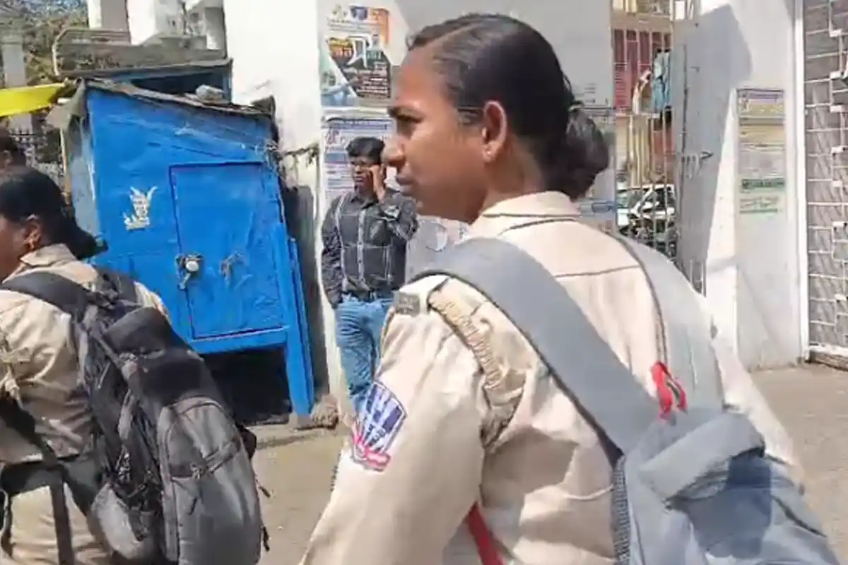 Bomb Threat Letter at Howrah Maidan Post Office Bomb Squad & Police in Action: हावड़ा मुख्य डाकघर में बम की धमकी से मची भगदड़ (Image Source: RB / Ekbal)