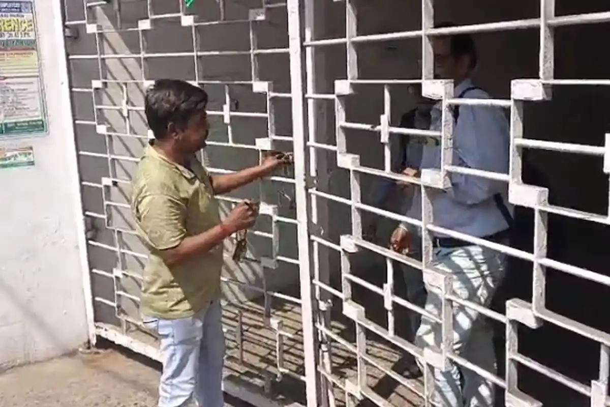 Bomb Threat Letter at Howrah Maidan Post Office Bomb Squad & Police in Action: हावड़ा मुख्य डाकघर में बम की धमकी से मची भगदड़ (Image Source: RB / Ekbal)