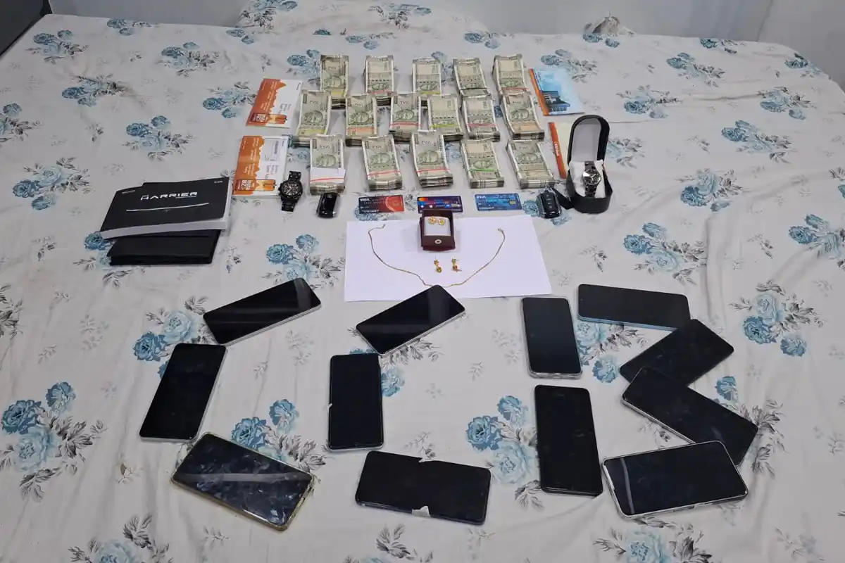 Kolkata Cyber Fraud: फेसबुक विज्ञापन के जाल में फंसे पूर्व बैंक मैनेजर, अंतरराज्यीय धोखाधड़ी गिरोह का भंडाफोड़ 12 Ex-Bank Manager Loses 20 Lakhs in Facebook Pension Card Scam | Kolkata Cyber Fraud: पूर्व बैंक मैनेजर फेसबुक विज्ञापन में फंसे, 20 लाख की ठगी