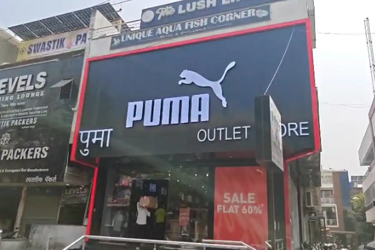 Nagpur Lakadganj Puma showroom burglary theft incident: लकड़गंज में शटर तोड़कर 88 हजार की चोरी, पुलिस तलाश में