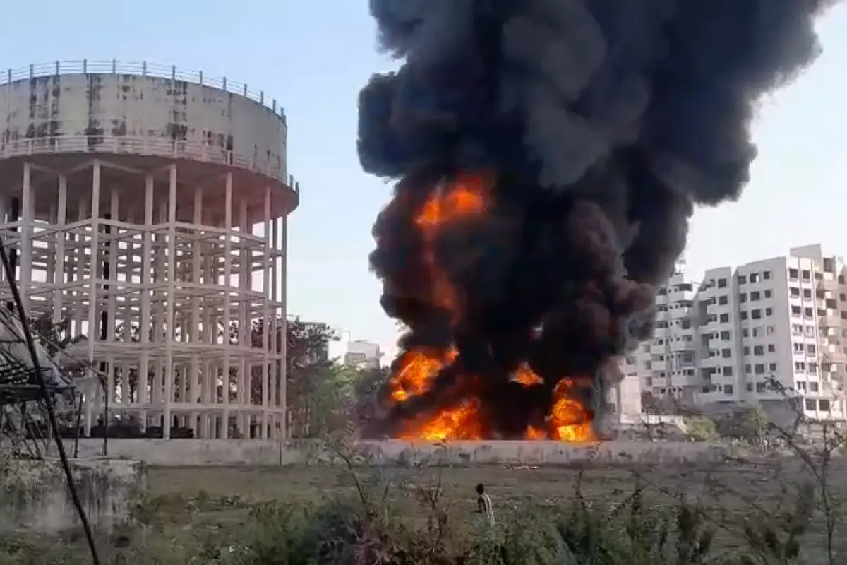 Nagpur News: चाणक्यपुरम में गटर लाइन के सैकड़ों पाइप जलकर खाक, तीन दमकल गाड़ियों ने 15 मिनट में पाया आग पर काबू | Photos 12 Chankyapuram Nagpur sewer pipe fire: चाणक्यपुरम में गटर लाइन के सैकड़ों पाइप जलकर खाक — तीन दमकल गाड़ियों ने 15 मिनट में पाया आग पर काबू