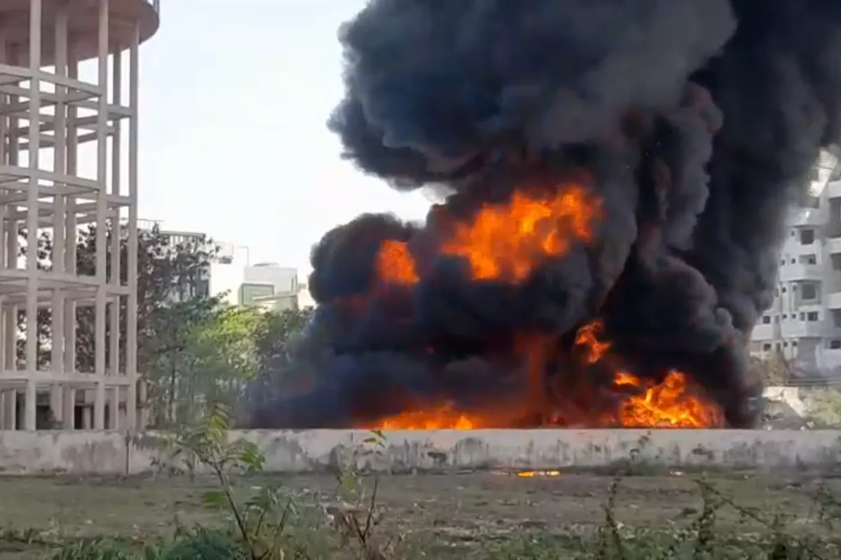 Nagpur News: चाणक्यपुरम में गटर लाइन के सैकड़ों पाइप जलकर खाक, तीन दमकल गाड़ियों ने 15 मिनट में पाया आग पर काबू | Photos 13 Chankyapuram Nagpur sewer pipe fire: चाणक्यपुरम में गटर लाइन के सैकड़ों पाइप जलकर खाक — तीन दमकल गाड़ियों ने 15 मिनट में पाया आग पर काबू