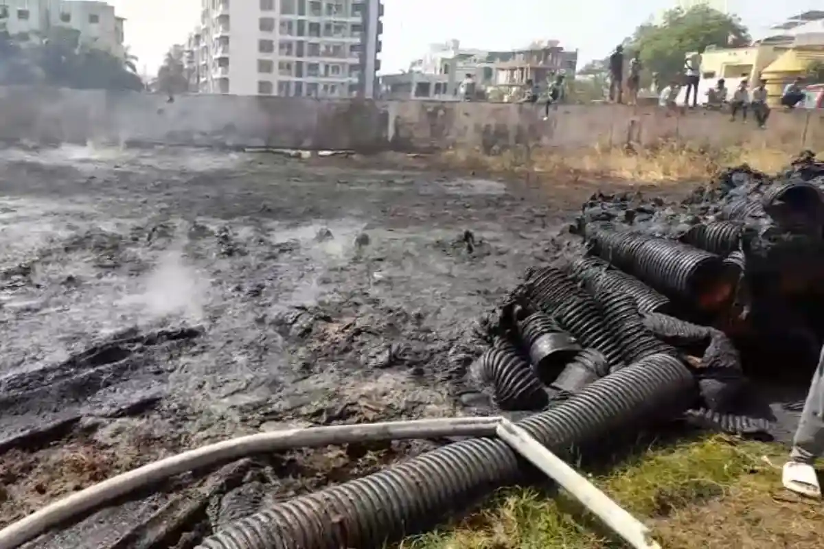 Nagpur News: चाणक्यपुरम में गटर लाइन के सैकड़ों पाइप जलकर खाक, तीन दमकल गाड़ियों ने 15 मिनट में पाया आग पर काबू | Photos 14 Chankyapuram Nagpur sewer pipe fire: चाणक्यपुरम में गटर लाइन के सैकड़ों पाइप जलकर खाक — तीन दमकल गाड़ियों ने 15 मिनट में पाया आग पर काबू