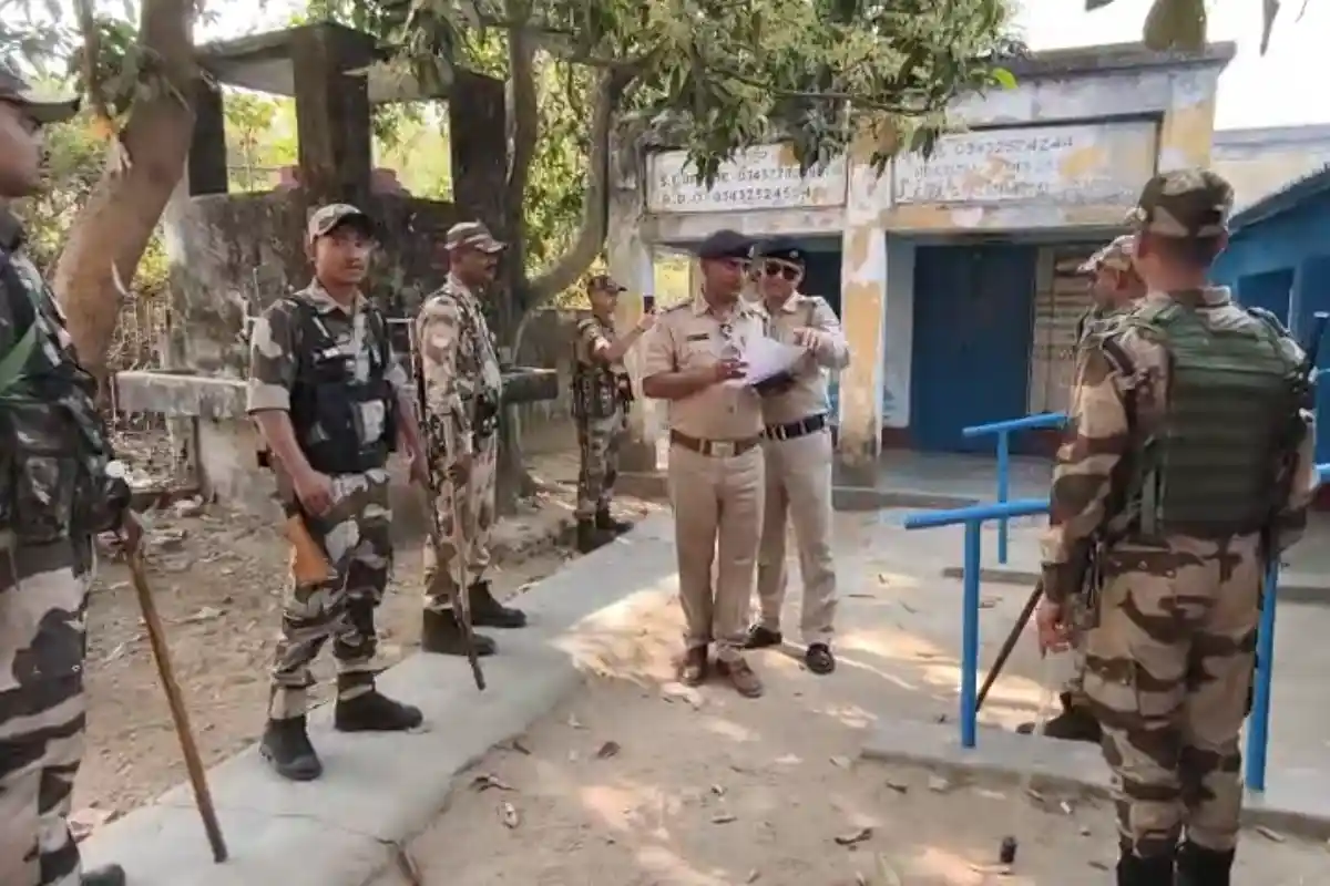 Central forces route march Durgapur Kanksa election 2026: विधानसभा चुनाव से पहले कांकसा में केंद्रीय बल का रूट मार्च — बूथों का निरीक्षण, मतदाताओं से की बातचीत