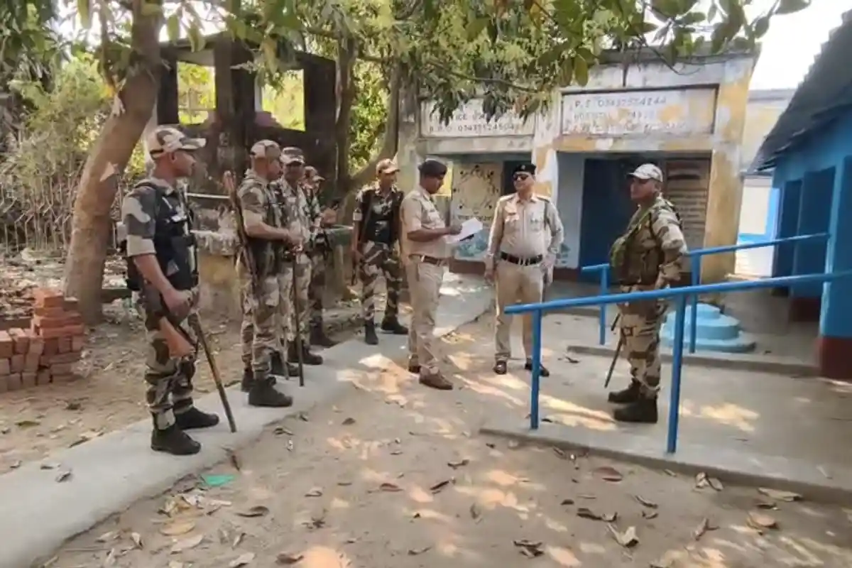 Central forces route march Durgapur Kanksa election 2026: विधानसभा चुनाव से पहले कांकसा में केंद्रीय बल का रूट मार्च — बूथों का निरीक्षण, मतदाताओं से की बातचीत