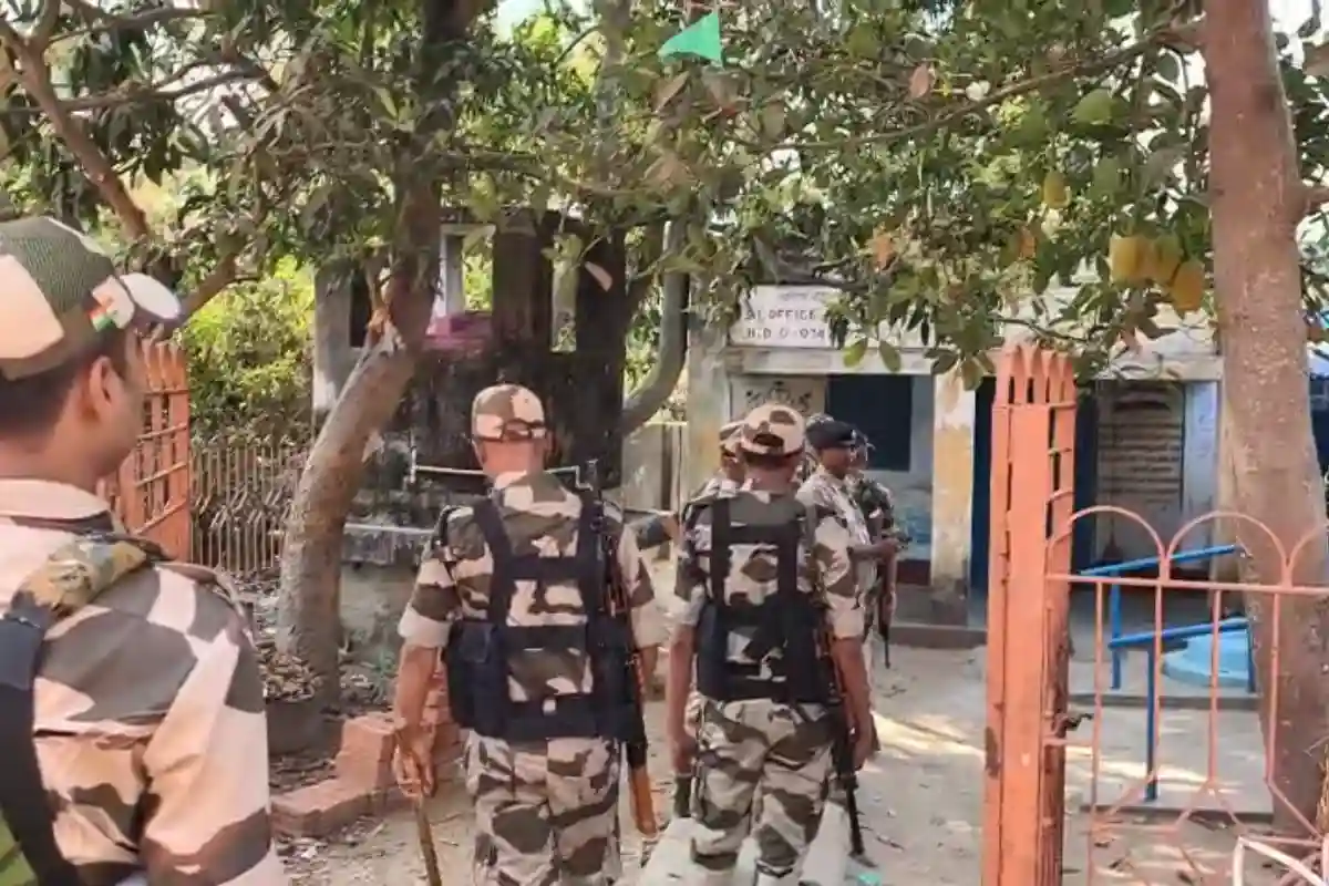 Central forces route march Durgapur Kanksa election 2026: विधानसभा चुनाव से पहले कांकसा में केंद्रीय बल का रूट मार्च — बूथों का निरीक्षण, मतदाताओं से की बातचीत