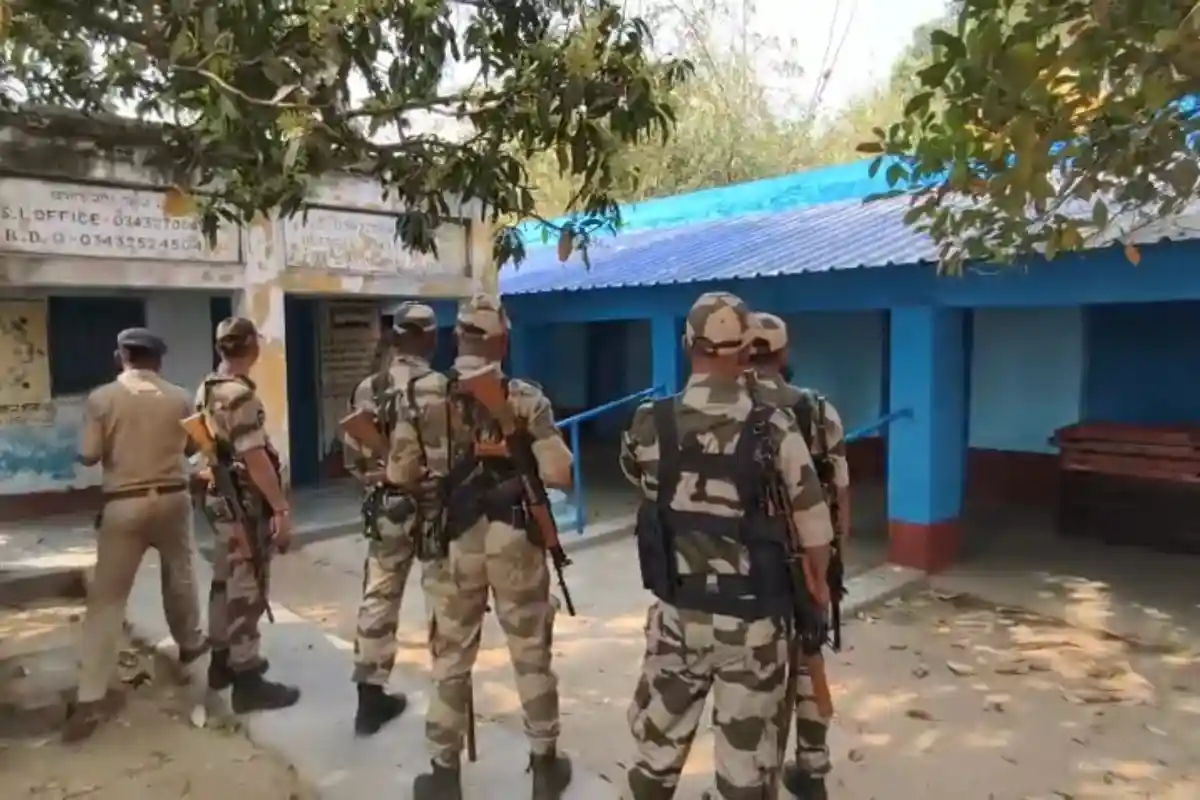 Central forces route march Durgapur Kanksa election 2026: विधानसभा चुनाव से पहले कांकसा में केंद्रीय बल का रूट मार्च — बूथों का निरीक्षण, मतदाताओं से की बातचीत