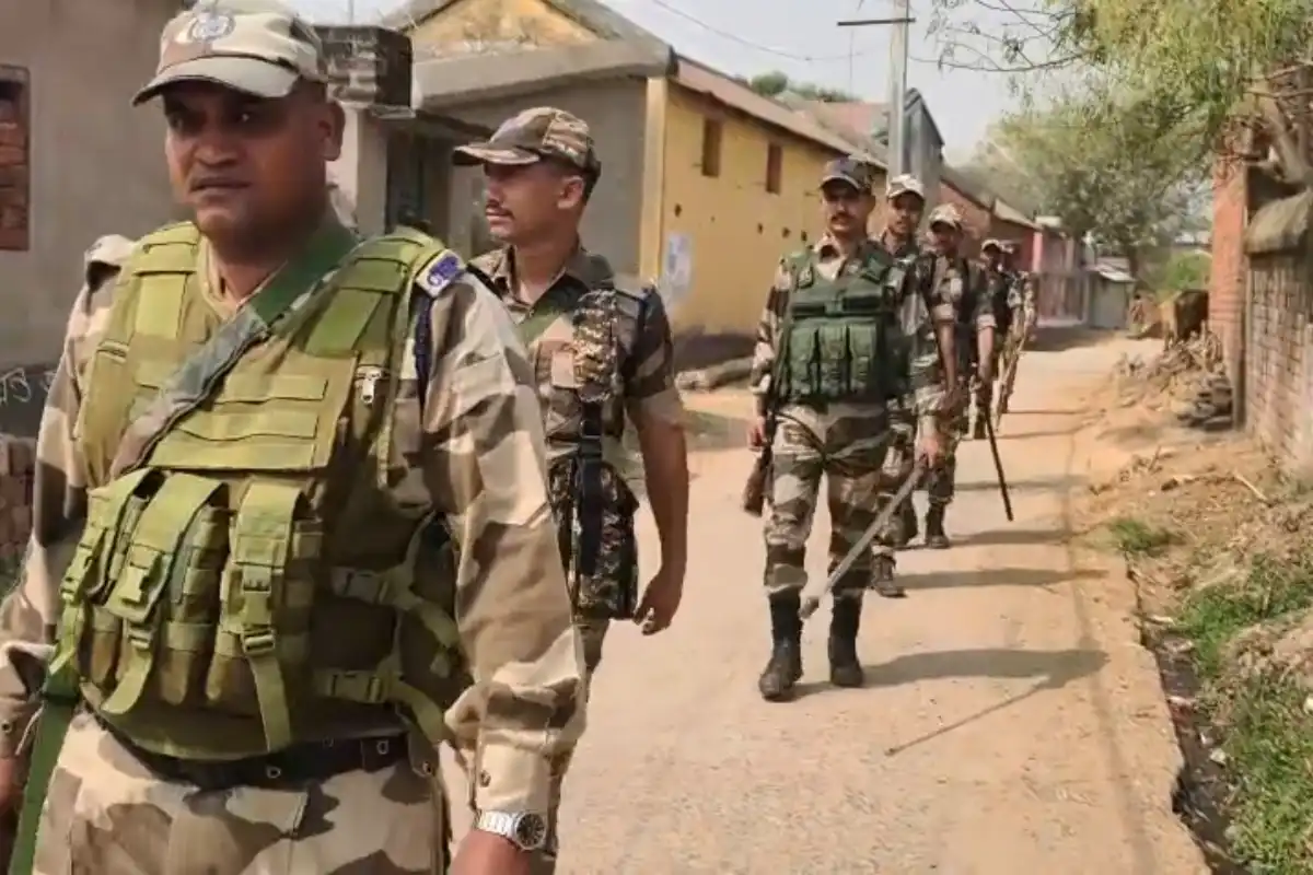 Central forces route march Durgapur Kanksa election 2026: विधानसभा चुनाव से पहले कांकसा में केंद्रीय बल का रूट मार्च — बूथों का निरीक्षण, मतदाताओं से की बातचीत