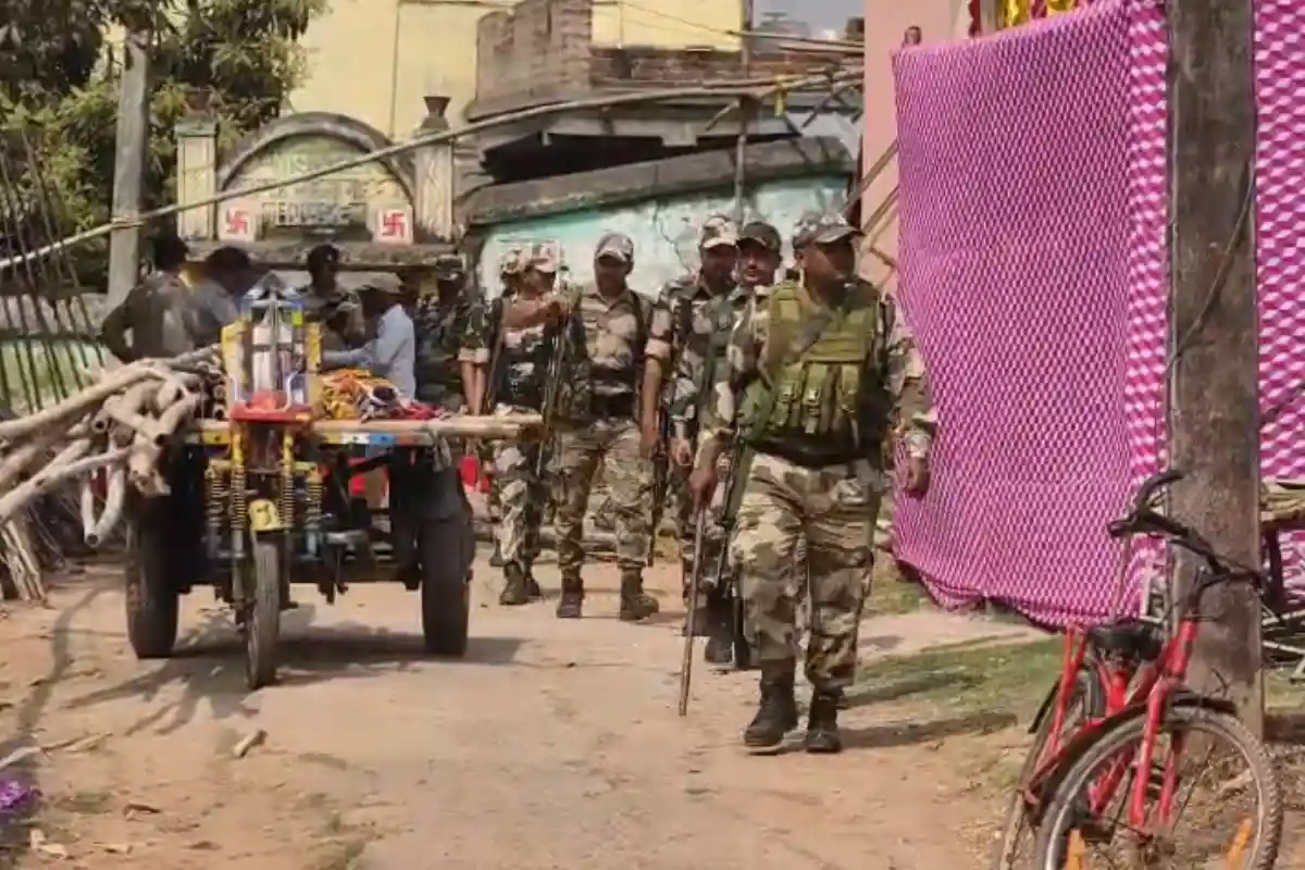 Central forces route march Durgapur Kanksa election 2026: विधानसभा चुनाव से पहले कांकसा में केंद्रीय बल का रूट मार्च — बूथों का निरीक्षण, मतदाताओं से की बातचीत