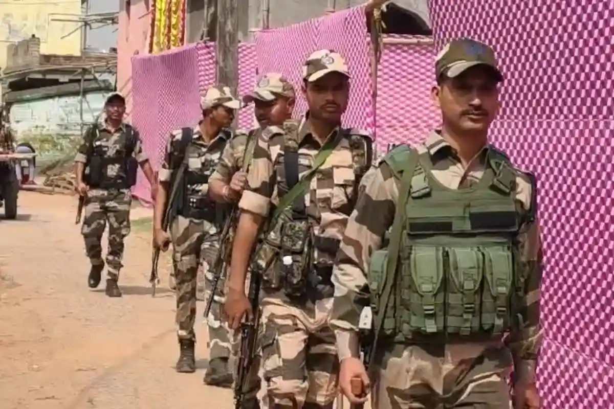 Central forces route march Durgapur Kanksa election 2026: विधानसभा चुनाव से पहले कांकसा में केंद्रीय बल का रूट मार्च — बूथों का निरीक्षण, मतदाताओं से की बातचीत