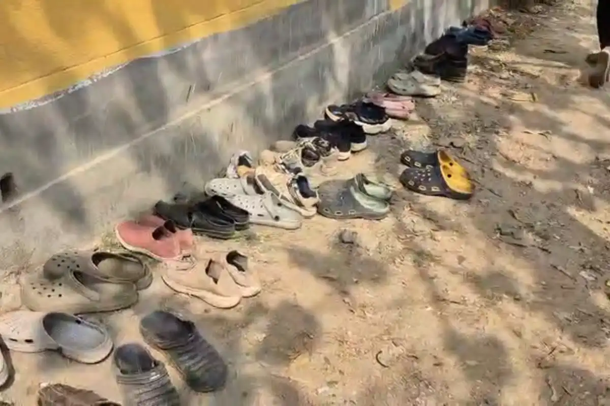 West Bengal: पश्चिम बंगाल में SSC ग्रुप C परीक्षा, जूते पहनकर आना बंद, पहली बार लागू हुई अनोखी सुरक्षा व्यवस्था 13 SSC Group C exam West Bengal 2026 strict security no shoes rule: पश्चिम बंगाल में SSC ग्रुप C परीक्षा: जूते पहनकर आना बंद, पहली बार लागू हुई अनोखी सुरक्षा व्यवस्था