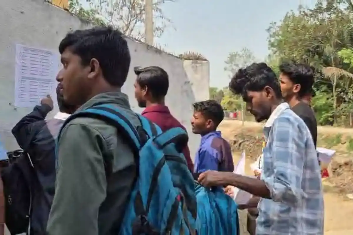 West Bengal: पश्चिम बंगाल में SSC ग्रुप C परीक्षा, जूते पहनकर आना बंद, पहली बार लागू हुई अनोखी सुरक्षा व्यवस्था 14 SSC Group C exam West Bengal 2026 strict security no shoes rule: पश्चिम बंगाल में SSC ग्रुप C परीक्षा: जूते पहनकर आना बंद, पहली बार लागू हुई अनोखी सुरक्षा व्यवस्था