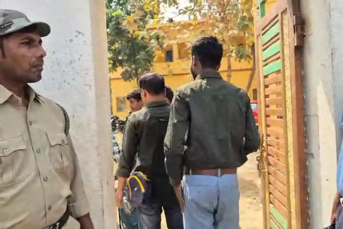 West Bengal: पश्चिम बंगाल में SSC ग्रुप C परीक्षा, जूते पहनकर आना बंद, पहली बार लागू हुई अनोखी सुरक्षा व्यवस्था 16 SSC Group C exam West Bengal 2026 strict security no shoes rule: पश्चिम बंगाल में SSC ग्रुप C परीक्षा: जूते पहनकर आना बंद, पहली बार लागू हुई अनोखी सुरक्षा व्यवस्था