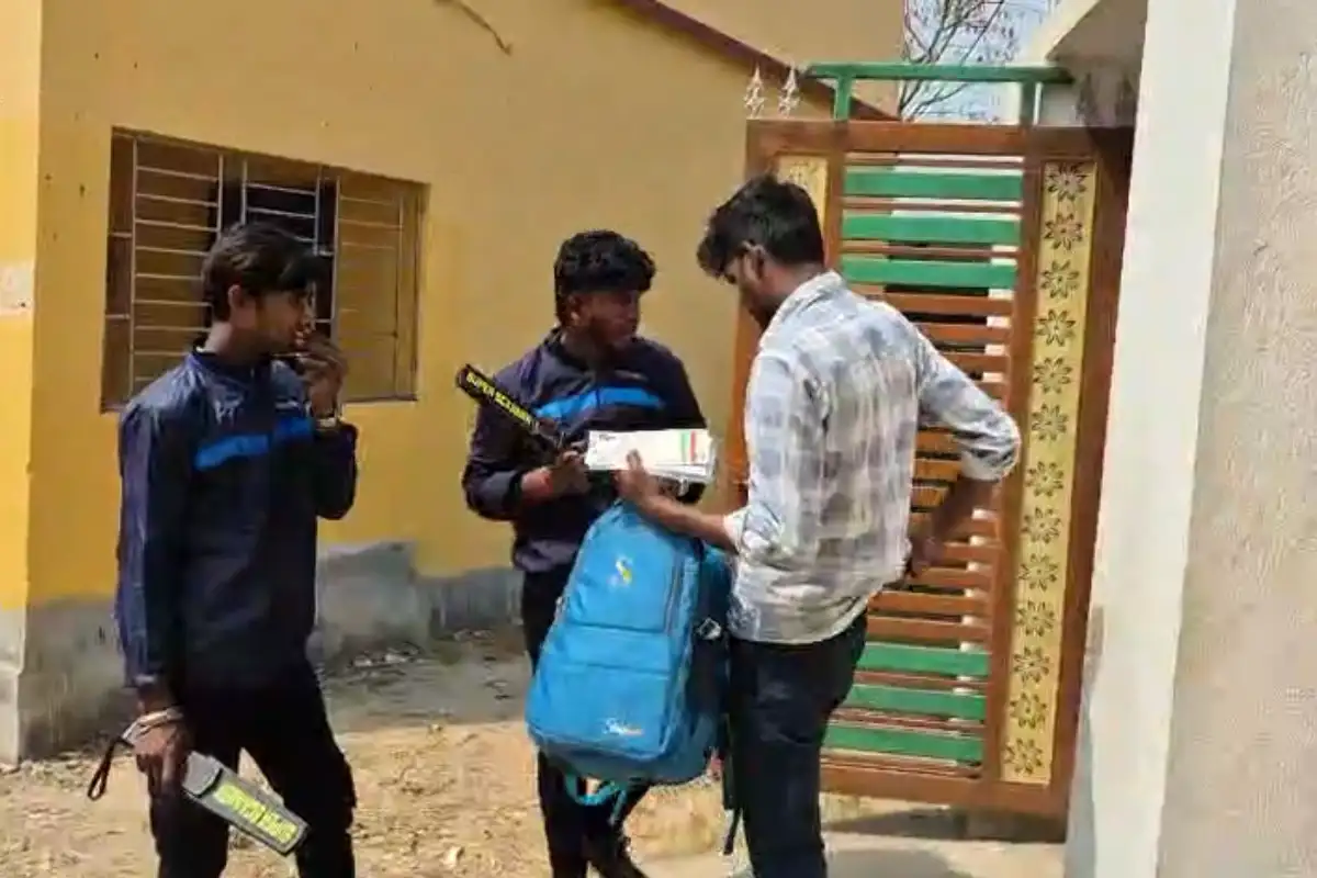 West Bengal: पश्चिम बंगाल में SSC ग्रुप C परीक्षा, जूते पहनकर आना बंद, पहली बार लागू हुई अनोखी सुरक्षा व्यवस्था 12 SSC Group C exam West Bengal 2026 strict security no shoes rule: पश्चिम बंगाल में SSC ग्रुप C परीक्षा: जूते पहनकर आना बंद, पहली बार लागू हुई अनोखी सुरक्षा व्यवस्था