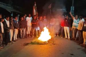 Bengal Politics: SIR की अंतिम सूची जारी होते ही भड़के TMC कार्यकर्ता, साहापुर मोड़ पर टायर जलाकर रोड जाम, शुभेंदु अधिकारी का पुतला दहन