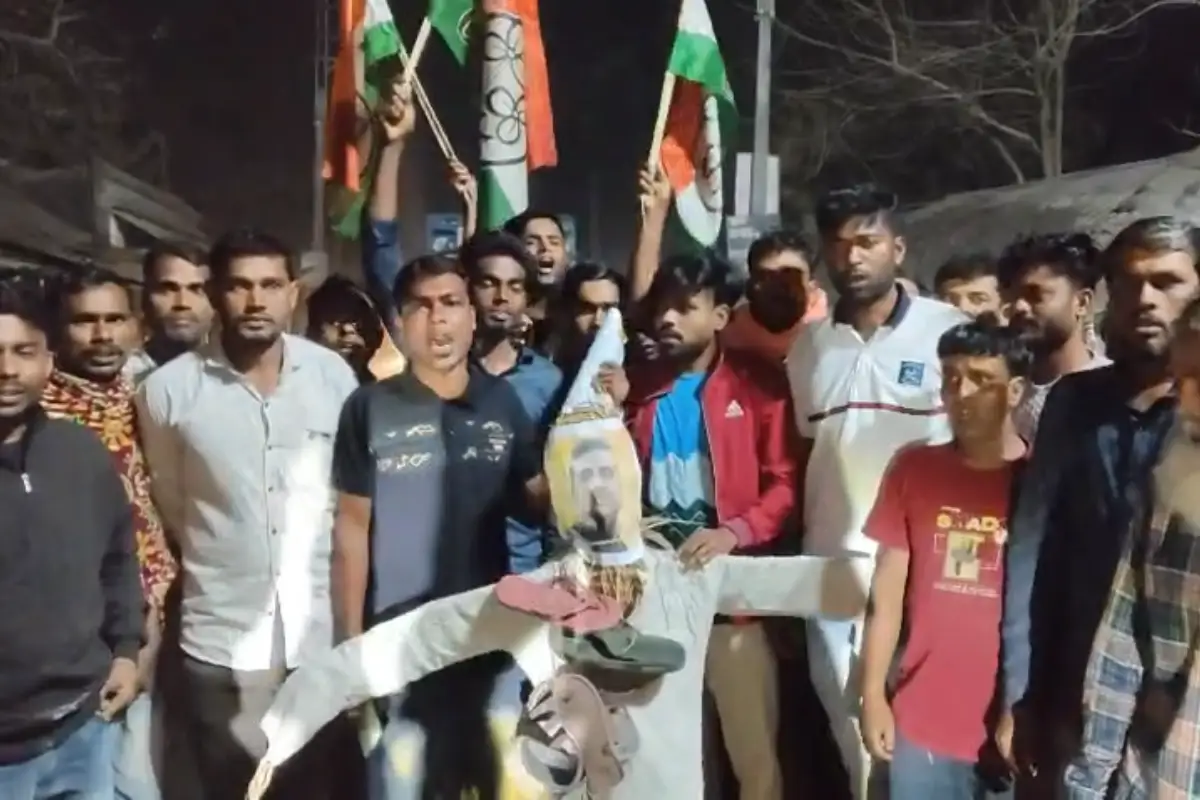SIR final voter list West Bengal TMC protest Hingalganj 2026: SIR की अंतिम सूची जारी होते ही भड़के TMC कार्यकर्ता — साहापुर मोड़ पर टायर जलाकर रोड जाम, शुभेंदु अधिकारी का पुतला दहन