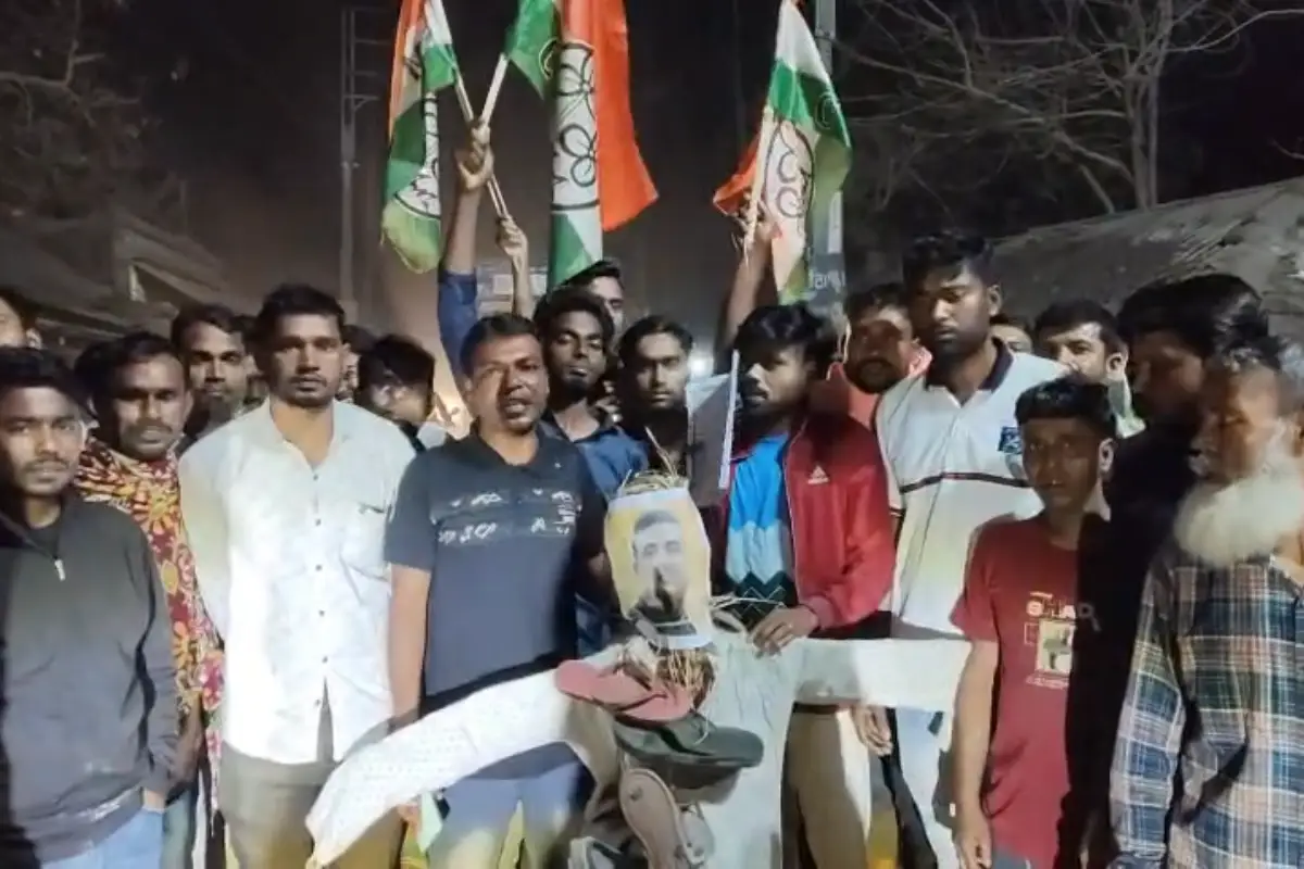 SIR final voter list West Bengal TMC protest Hingalganj 2026: SIR की अंतिम सूची जारी होते ही भड़के TMC कार्यकर्ता — साहापुर मोड़ पर टायर जलाकर रोड जाम, शुभेंदु अधिकारी का पुतला दहन