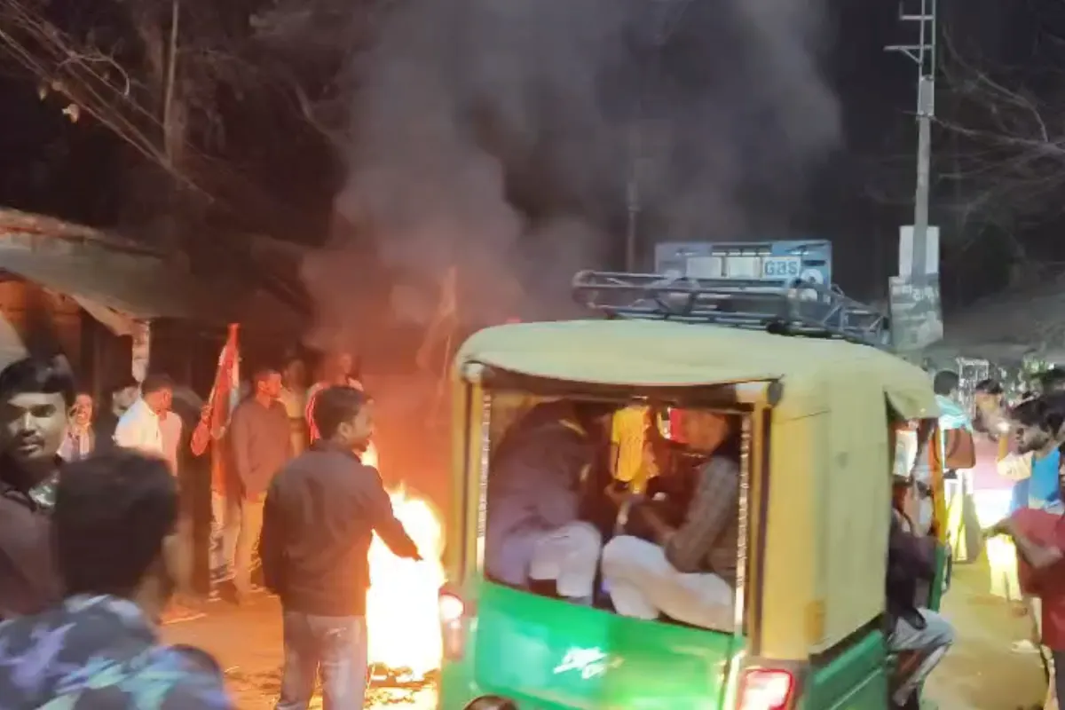 SIR final voter list West Bengal TMC protest Hingalganj 2026: SIR की अंतिम सूची जारी होते ही भड़के TMC कार्यकर्ता — साहापुर मोड़ पर टायर जलाकर रोड जाम, शुभेंदु अधिकारी का पुतला दहन