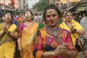 Videos: होली से पहले हावड़ा वार्ड 3 में बसंत उत्सव की धूम, प्रभात फेरी में 8 से 80 साल तक सब शामिल | Howrah News