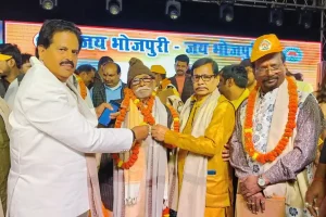 Bihar News: सिवान के 105 वर्षीय लोकगायक जंग बहादुर सिंह को मॉरीशस के पूर्व राष्ट्रपति ने मंच से उतरकर किया सम्मानित | Video