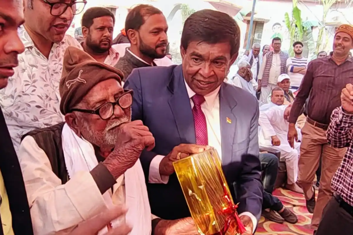 Jang Bahadur Singh folk singer Siwan Bihar honor News: सिवान के 105 वर्षीय लोकगायक जंग बहादुर सिंह को मॉरीशस के पूर्व राष्ट्रपति ने मंच से उतरकर किया सम्मानित