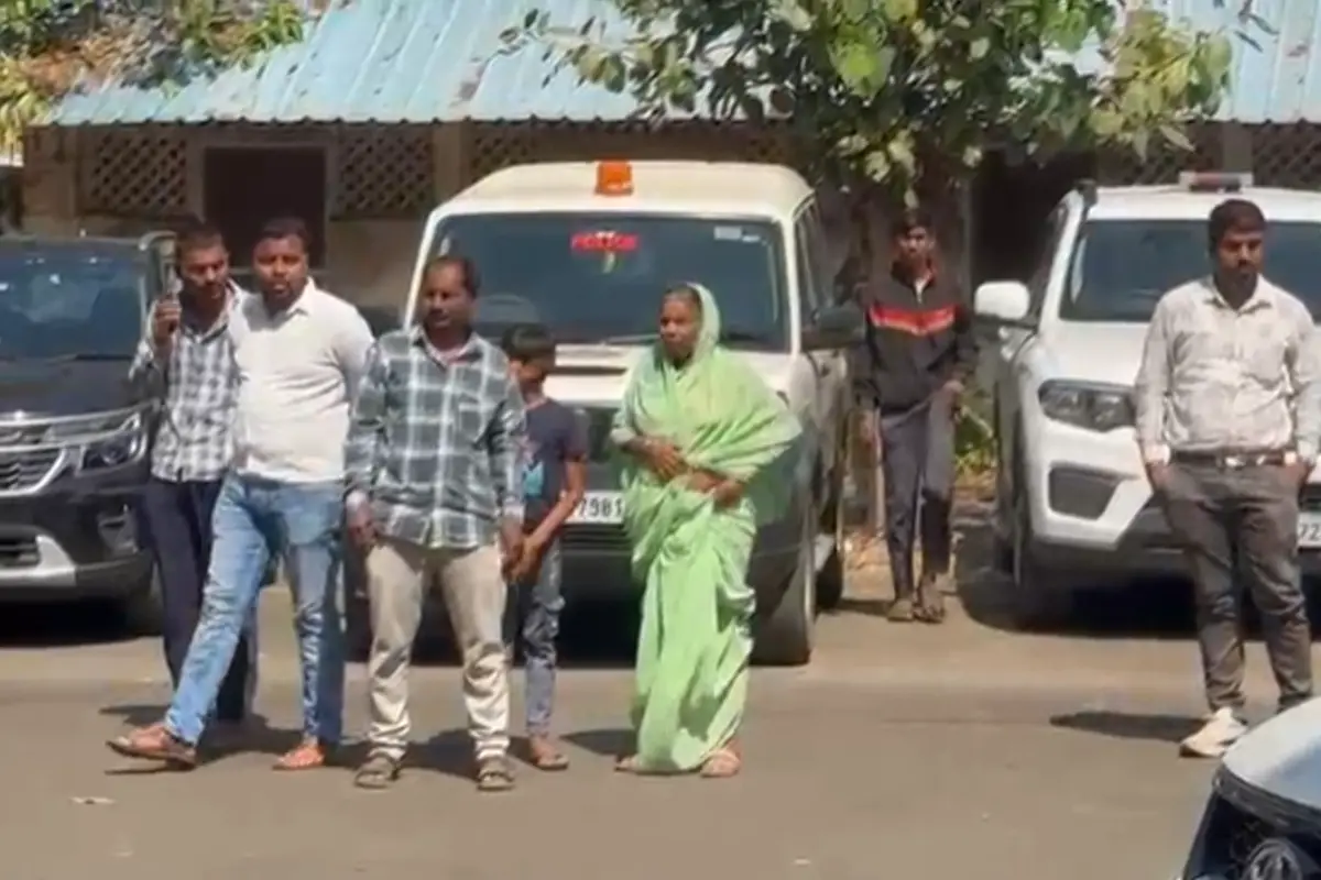 Nagpur serial blast deaths compensation: मृतकों की संख्या 18 हुई, पालक मंत्री ने बुलाई आपात बैठक, 5 लाख मुआवजे का ऐलान 14 Nagpur serial blast deaths compensation: नागपुर में विशेष बैठक, मृतकों की संख्या 18 पहुंची, 5 लाख मुआवजा घोषणा