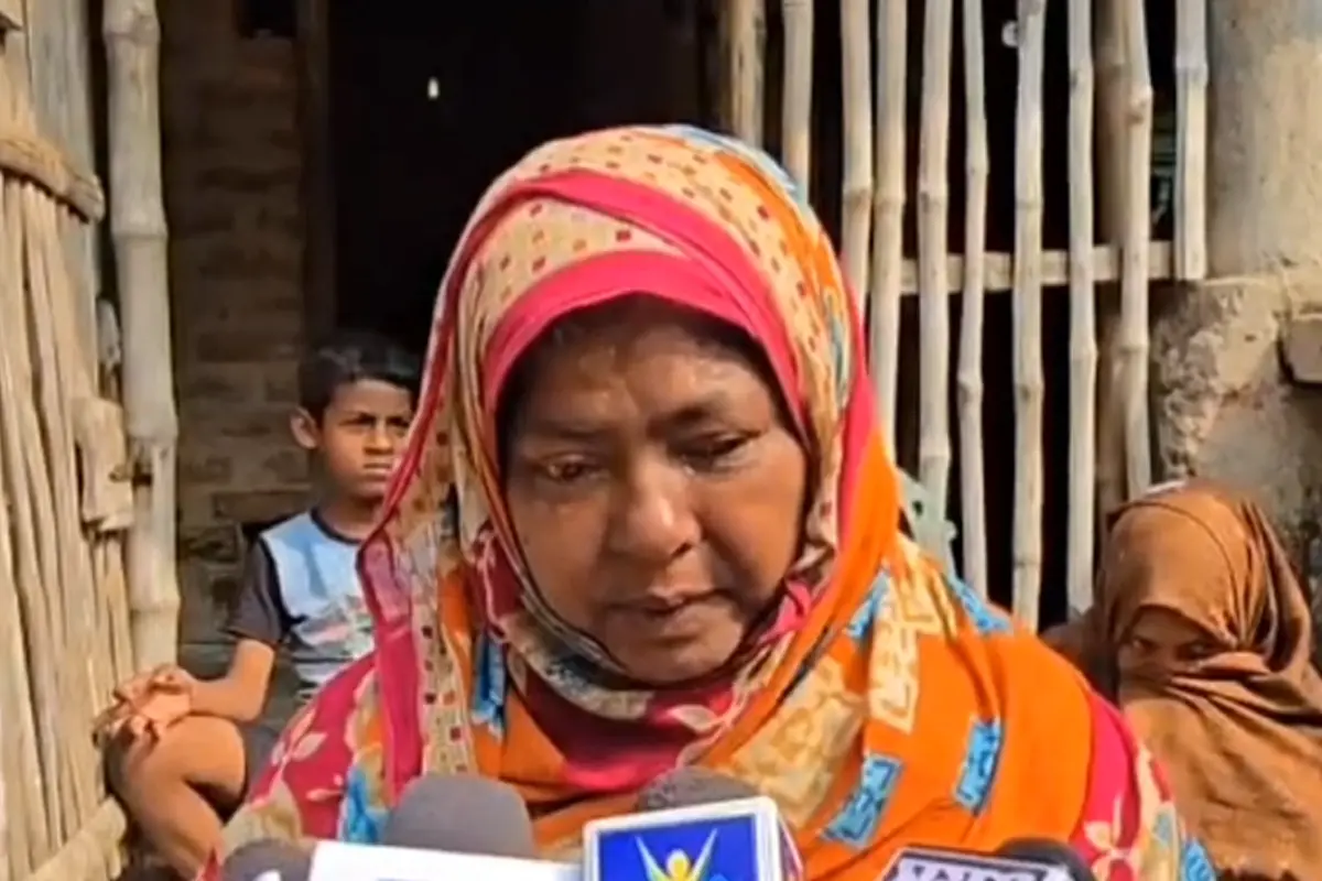 West Bengal Basirhat family stuck in Iran amid Middle East conflict: ईरान में फंसे बशीरहाट के 5 परिवारजन, इंटरनेट बंद होने से टूटा संपर्क - बूढ़ी माँ की आँखें लगी हैं राह पर | Photos 12 West Bengal Basirhat family stuck in Iran amid Middle East conflict: ईरान में फंसे बसिरहाट के पांच सदस्य, परिवार में चिंता और डर का माहौल