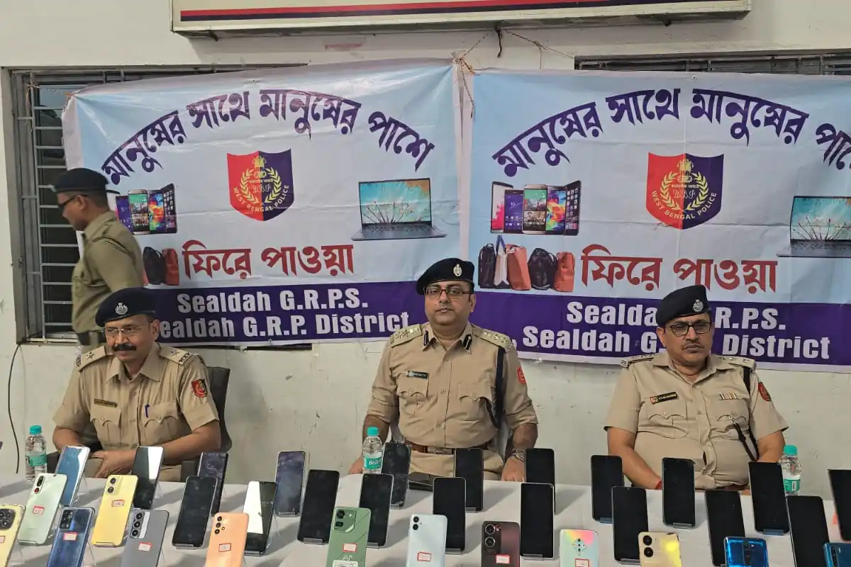 Lost Mobile Phones Recovery By Sealdah Station: शियालदह जीआरपी ने एक महीने में 127 मोबाइल लौटाए