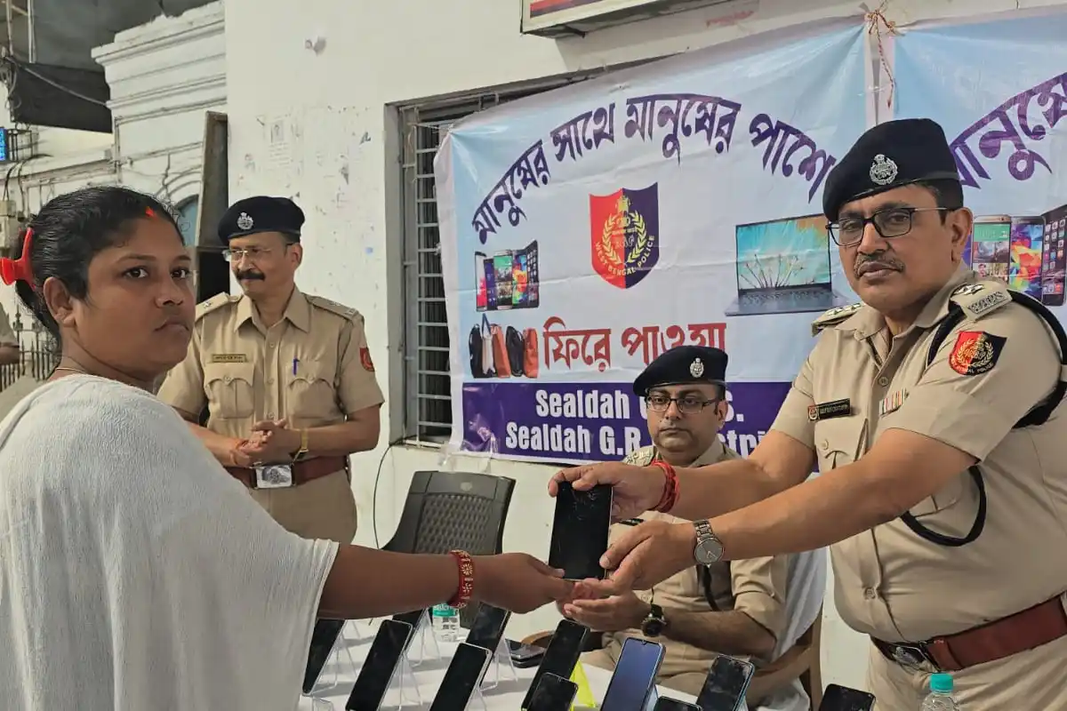 Lost Mobile Phones Recovery By Sealdah Station: शियालदह जीआरपी ने एक महीने में 127 मोबाइल लौटाए (Image Source: RB / Ekbal)