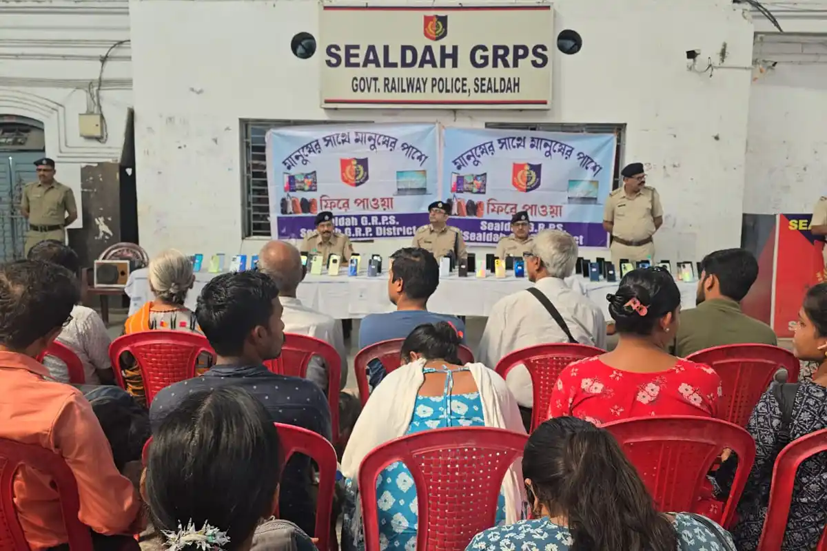 Lost Mobile Phones Recovery By Sealdah Station: शियालदह जीआरपी ने एक महीने में 127 मोबाइल लौटाए (Image Source: RB / Ekbal)