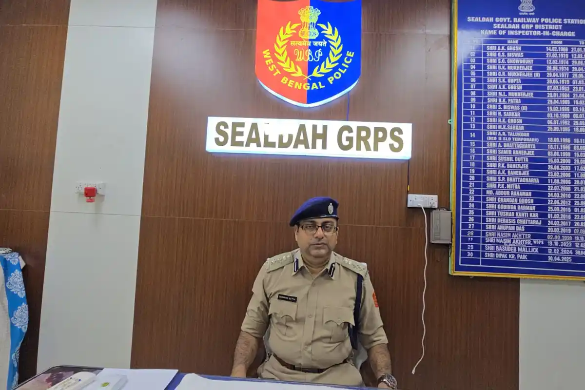 Lost Mobile Phones Recovery By Sealdah Station: शियालदह जीआरपी ने एक महीने में 127 मोबाइल लौटाए (Image Source: RB / Ekbal)