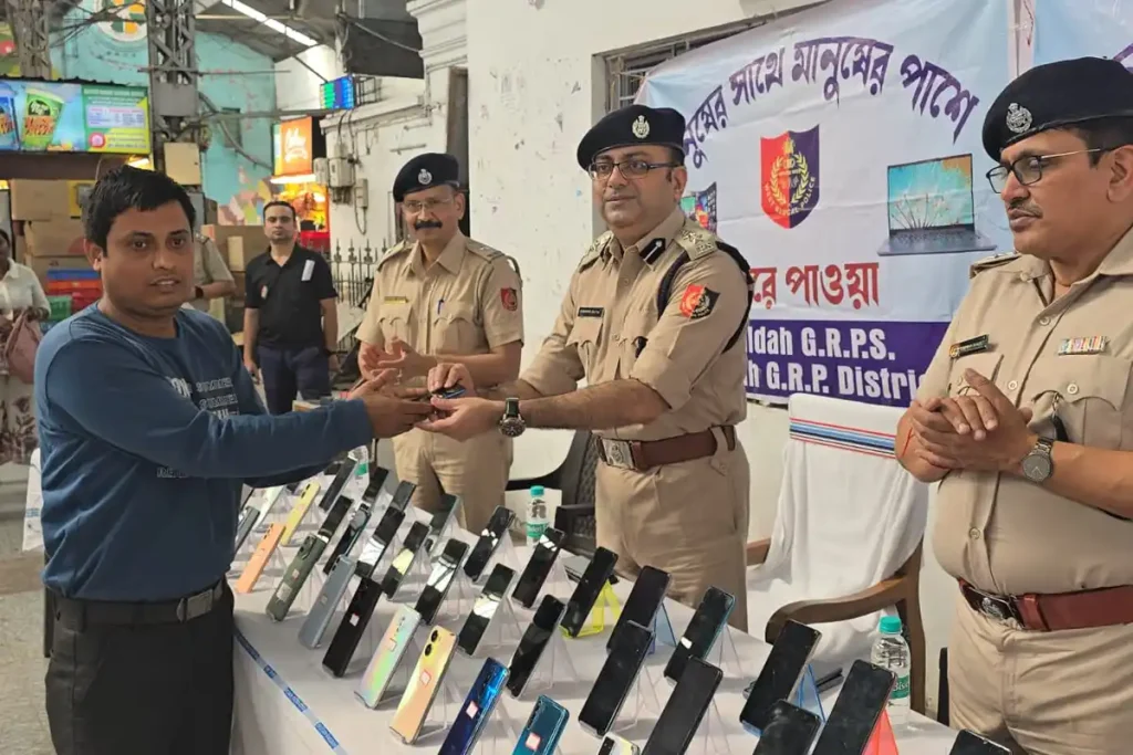 Kolkata: शियालदह रेलवे स्टेशन पर एक महीने में 127 खोए मोबाइल फोन यात्रियों को लौटाए गए | Photos
