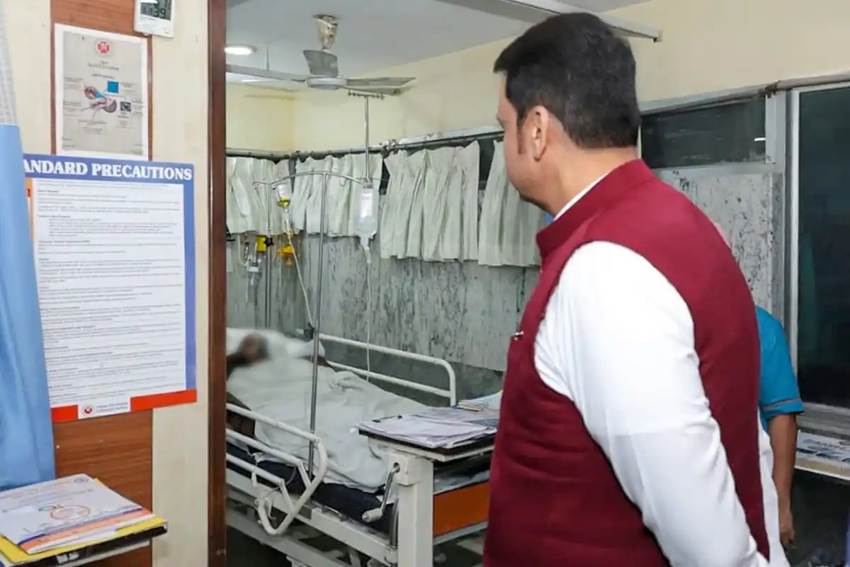 Devendra Fadnavis Nagpur Hospital Visit: राऊळगाव विस्फोट के घायलों से मिले CM, अस्पताल में ली जानकारी (Image Source: RB / Jassi)