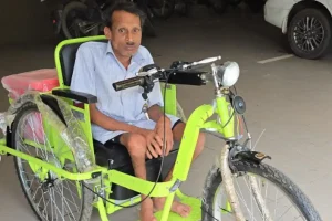 Bihar Social Work: मखनूपुर में दिव्यांगजनों को मिले व्हीलचेयर और वॉकर, राजन पांडे ने किया निःशुल्क वितरण