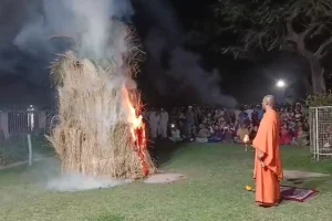 Howrah Culture: बेलूर मठ में होलिका दाहन, गंगा तट पर भक्तों की उमड़ी भीड़