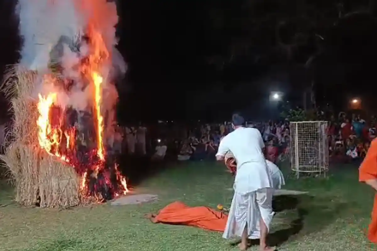 Belur Math Holika Dahan Howrah: बेलूर मठ में होलिका दाहन, गंगा तट पर भक्ति गीत के साथ मनाया गया उत्सव
