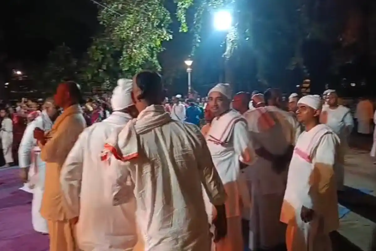 Belur Math Holika Dahan Howrah: बेलूर मठ में होलिका दाहन, गंगा तट पर भक्ति गीत के साथ मनाया गया उत्सव