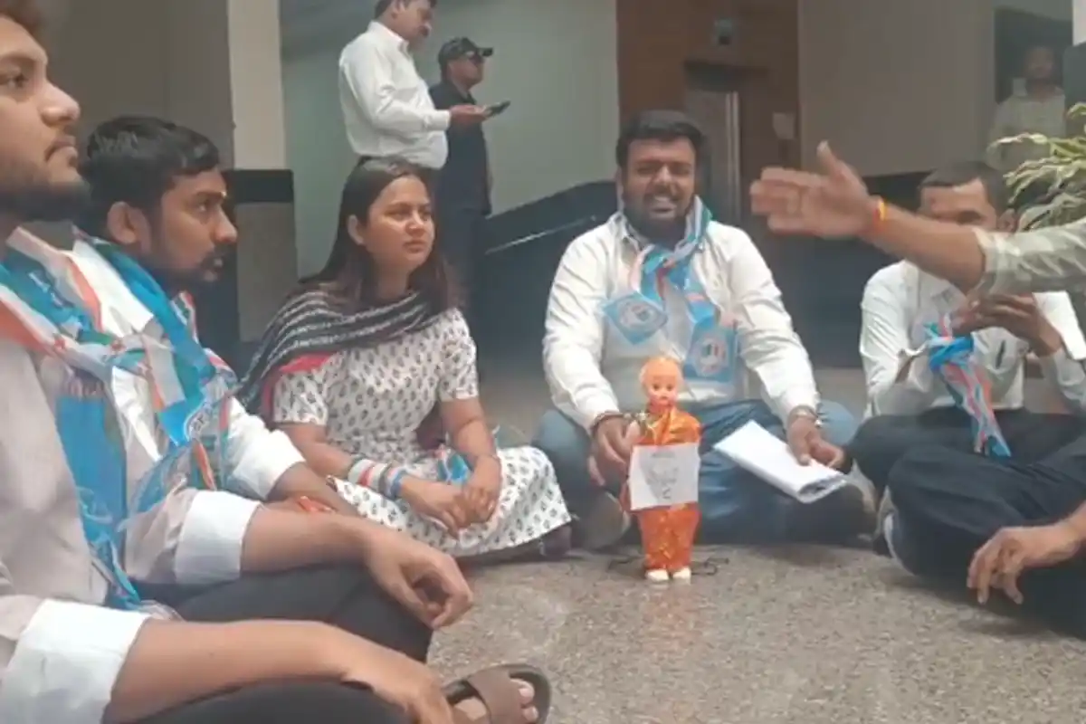 Nagpur NSUI protest against VC Manali Kshirsagar exam department negligence: कुलगुरु मनाली क्षीरसागर पर लगे गंभीर आरोप, परीक्षा रिजल्ट में देरी से छात्र परेशान (Image Source: RB / Jassi)