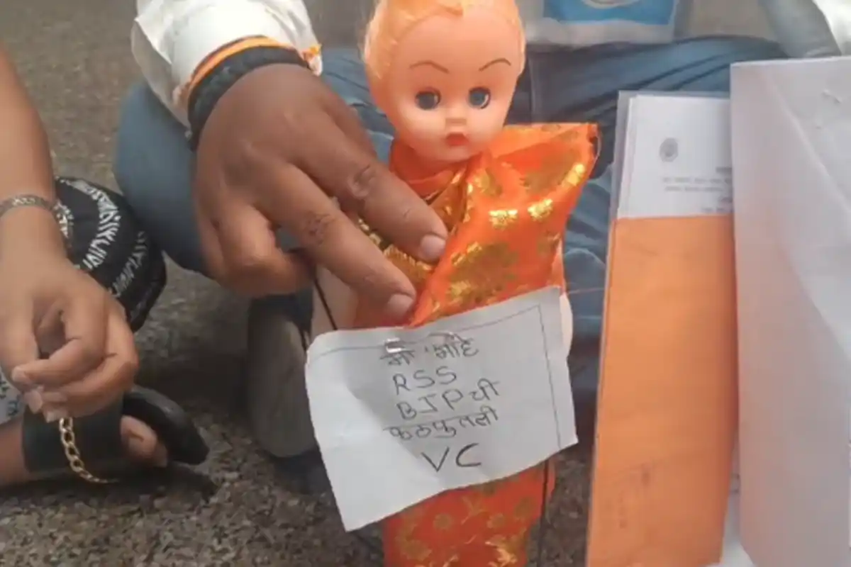 Nagpur NSUI protest against VC Manali Kshirsagar exam department negligence: कुलगुरु मनाली क्षीरसागर पर लगे गंभीर आरोप, परीक्षा रिजल्ट में देरी से छात्र परेशान (Image Source: RB / Jassi)