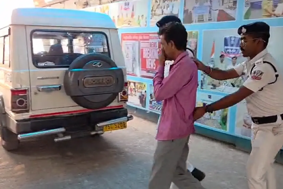 north 24 parganas illegal arms recovered naka checking: बागुईआटी में नाका जांच के दौरान पुलिस ने बरामद किया आग्नेयास्त्र, एक व्यक्ति गिरफ्तार