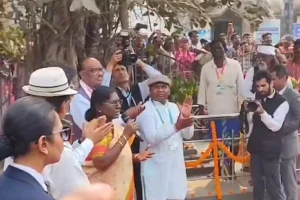 राष्ट्रपति द्रौपदी मुर्मू के उत्तर बंगाल दौरे पर विवाद, कार्यक्रम स्थल बदलने और खाली कुर्सियों पर जताई नाराजगी