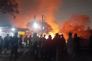 मौरिग्राम स्टेशन के पास दुकानों में लगी भीषण आग
