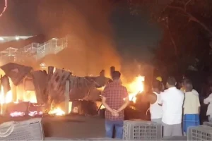 मौरिग्राम स्टेशन के पास दुकानों में लगी भीषण आग