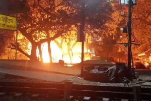 मौरिग्राम स्टेशन के पास दुकानों में लगी भीषण आग