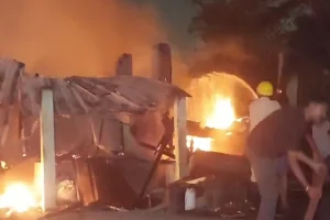 मौरिग्राम स्टेशन के पास दुकानों में लगी भीषण आग