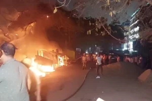 मौरिग्राम रेलवे स्टेशन के पास लगी भीषण आग, कई दुकानें जलकर राख