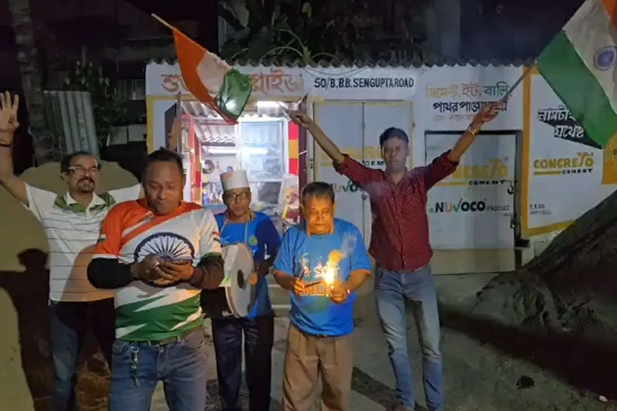 Kolkata News: टी-20 विश्व कप जीत के बाद बेहाला में आतिशबाजी और जश्न, सड़कों पर उमड़े लोग 14 T20 World Cup celebration Kolkata: बेहाला में टीम इंडिया की जीत पर सड़कों पर उतरे लोग, पटाखों और तिरंगे के साथ मनाया जश्न