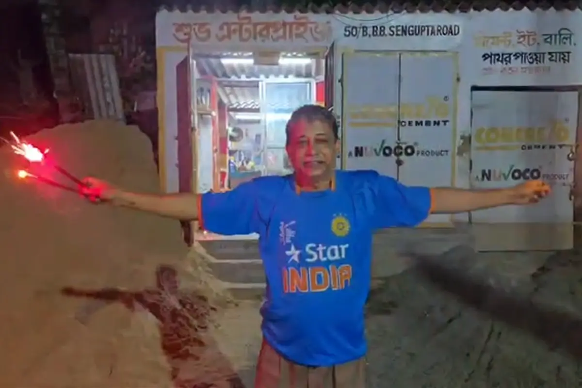 Kolkata News: टी-20 विश्व कप जीत के बाद बेहाला में आतिशबाजी और जश्न, सड़कों पर उमड़े लोग 12 T20 World Cup celebration Kolkata: बेहाला में टीम इंडिया की जीत पर सड़कों पर उतरे लोग, पटाखों और तिरंगे के साथ मनाया जश्न