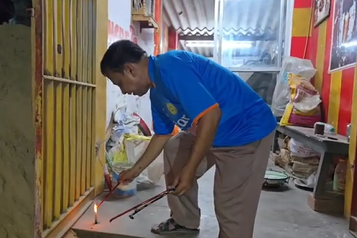 Kolkata News: टी-20 विश्व कप जीत के बाद बेहाला में आतिशबाजी और जश्न, सड़कों पर उमड़े लोग 13 T20 World Cup celebration Kolkata: बेहाला में टीम इंडिया की जीत पर सड़कों पर उतरे लोग, पटाखों और तिरंगे के साथ मनाया जश्न